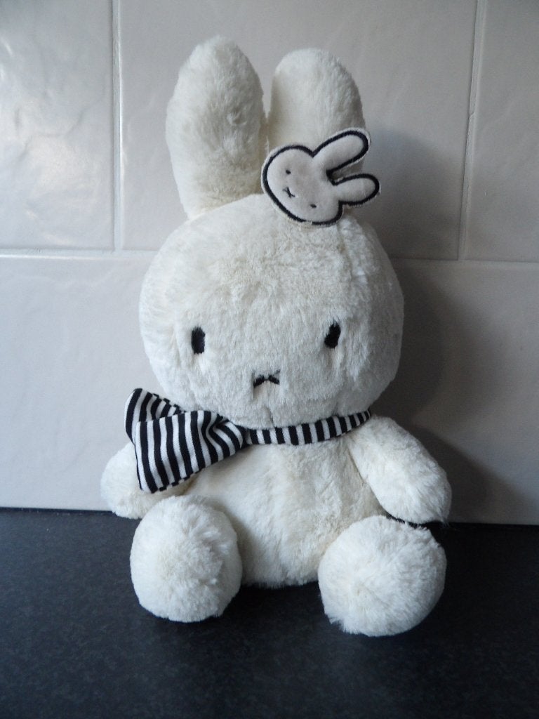 Nieuw met kaartjes Nijntje knuffel Winter sitting 32 cm, Nijntje, Ophalen of Verzenden, Middelgroot (20 tot 80 cm), Wit