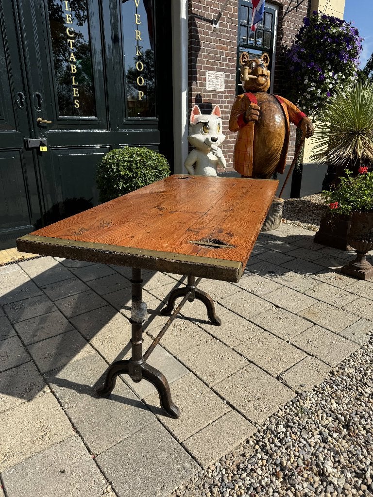 tafel met gietijzeren onderstel vintage, Huis en Inrichting, Tafels | Eettafels, Ophalen, Grenenhout, Gebruikt, .