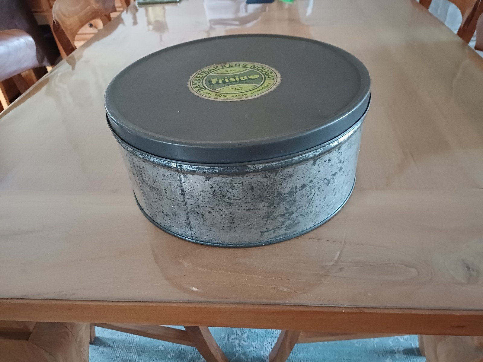 oud groot, rond blik Banketbakkersnougat Frisia, Ophalen of Verzenden, Gebruikt, Koek(jes), Overige merken