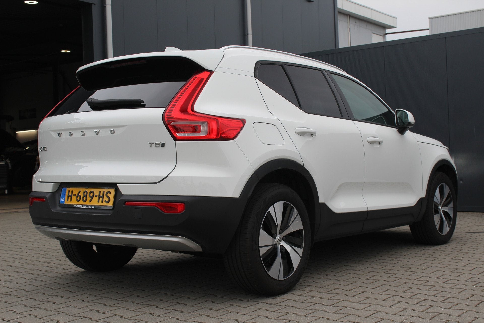 Volvo XC40 1.5 T5 Twin Engine Momentum Pro | Incl. 12 maande, Auto's, 12 maanden, Stof, 1712 kg, Wit