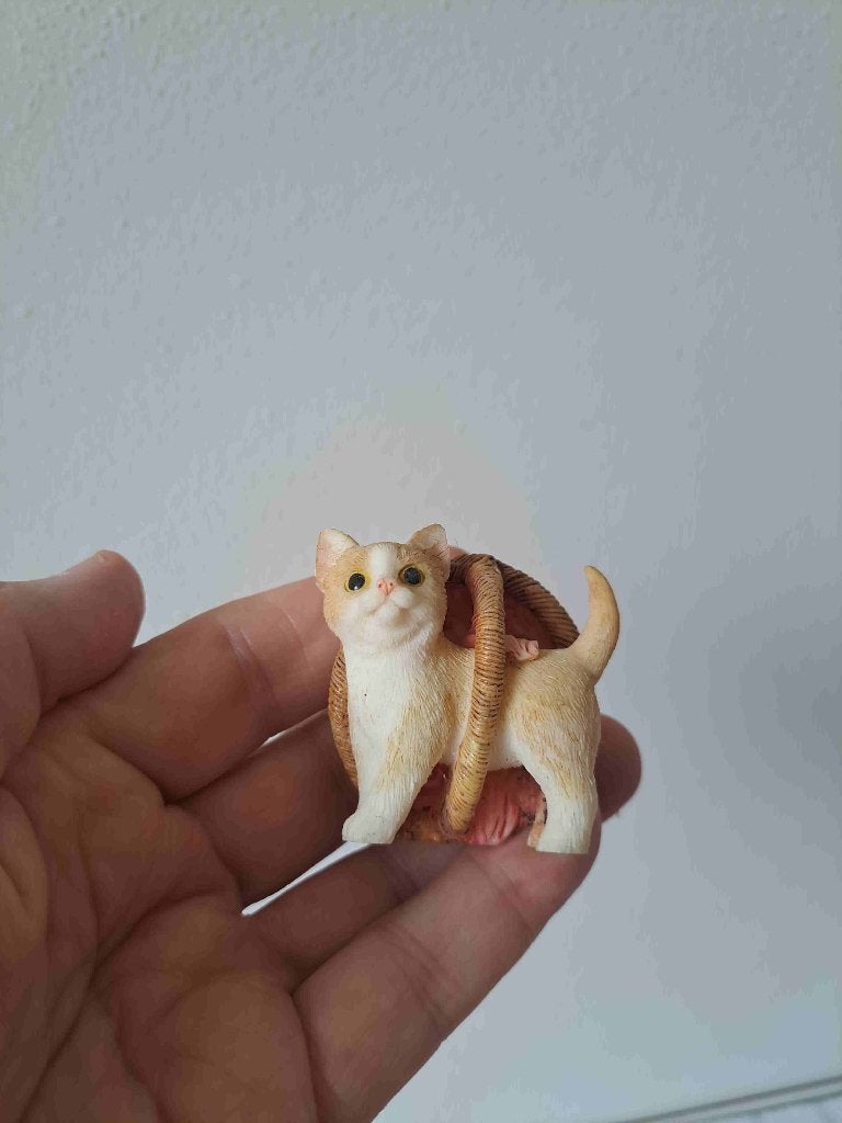 Poes in mandje, kunsthars 11x4x1.5cm, Ophalen of Verzenden, Zo goed als nieuw, Dier