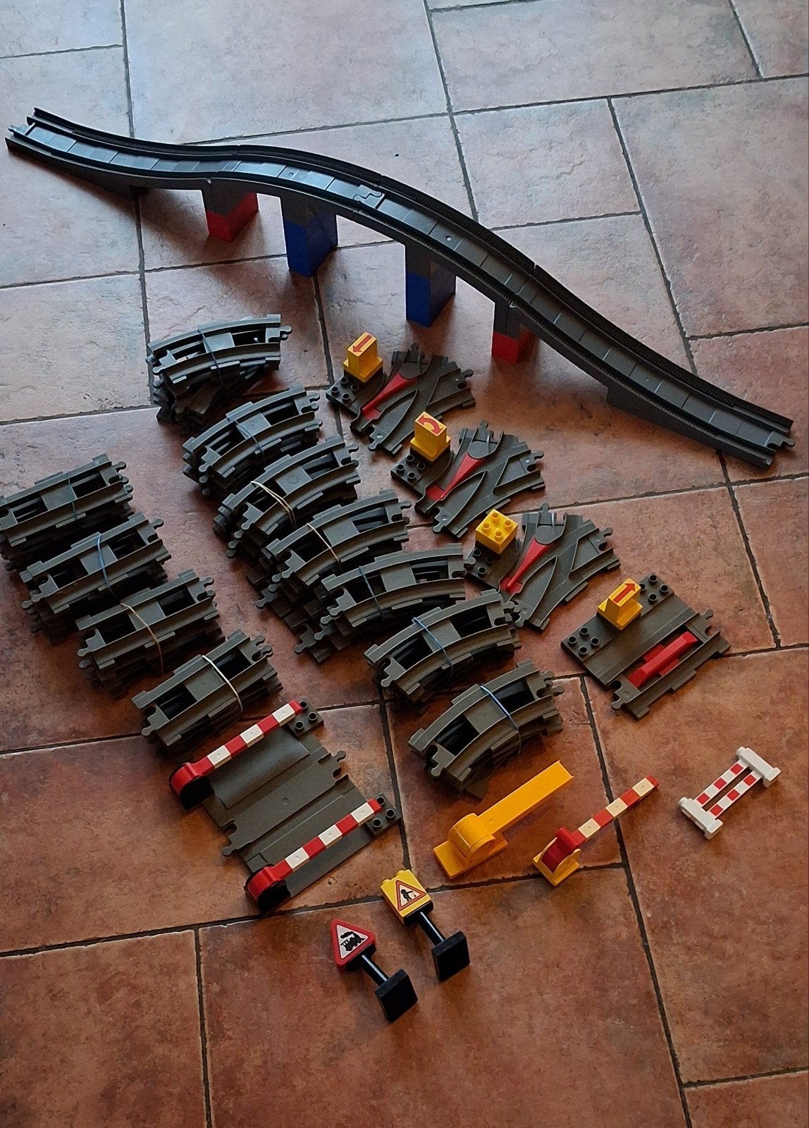 Grote set duplo speelgoedtreinrails met brug en accessoires, Ophalen of Verzenden, Gebruikt, Overige merken