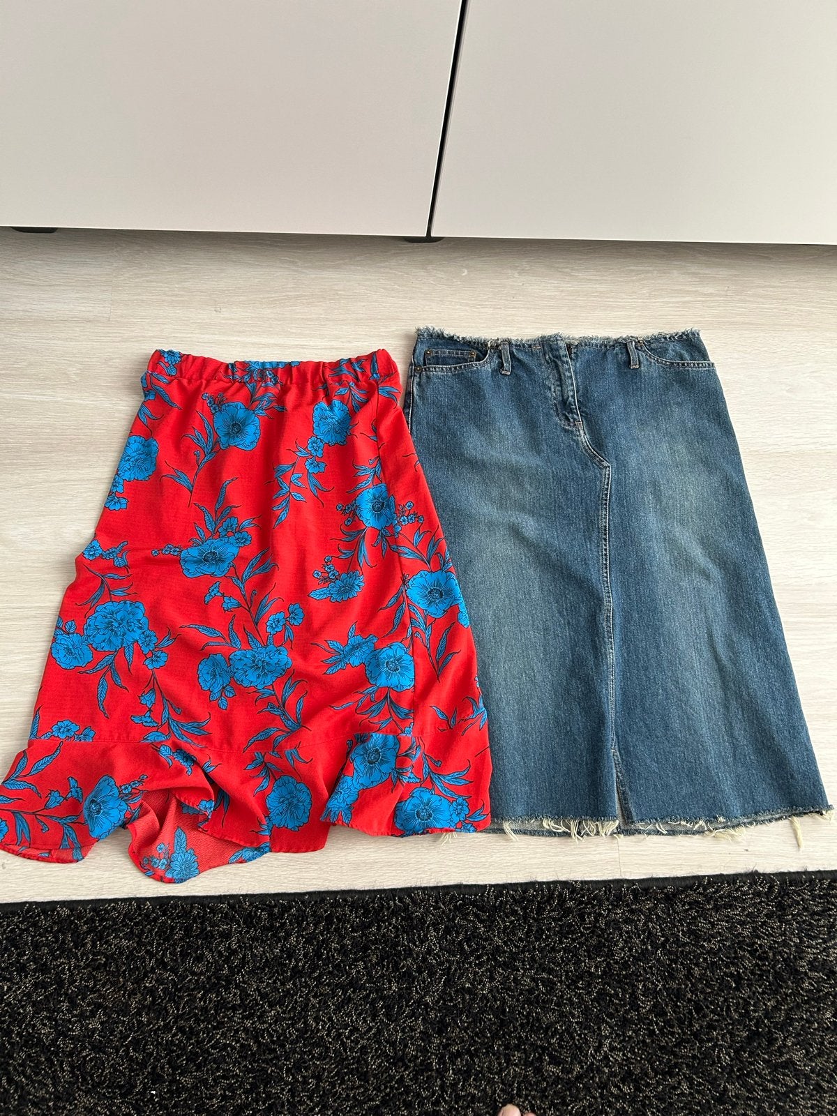2 rokken: Levi's denim rok en rode bloemenrok, Blauw, Ophalen of Verzenden, Knielengte, Maat 36 (S)