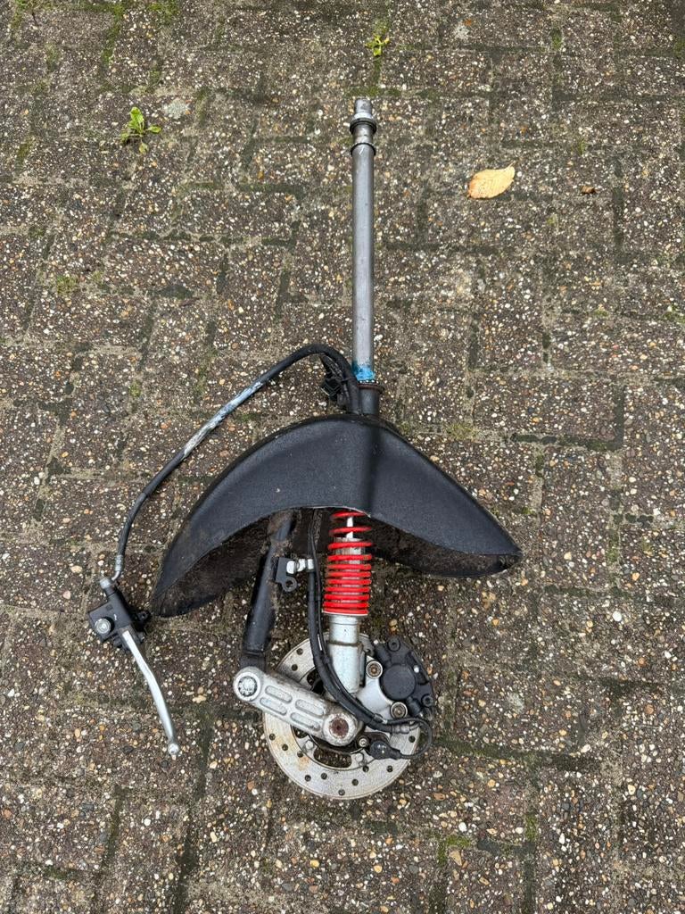 Vespa Sprint/Primavera iget voorvork compleet spatbord stuk, Ophalen of Verzenden
