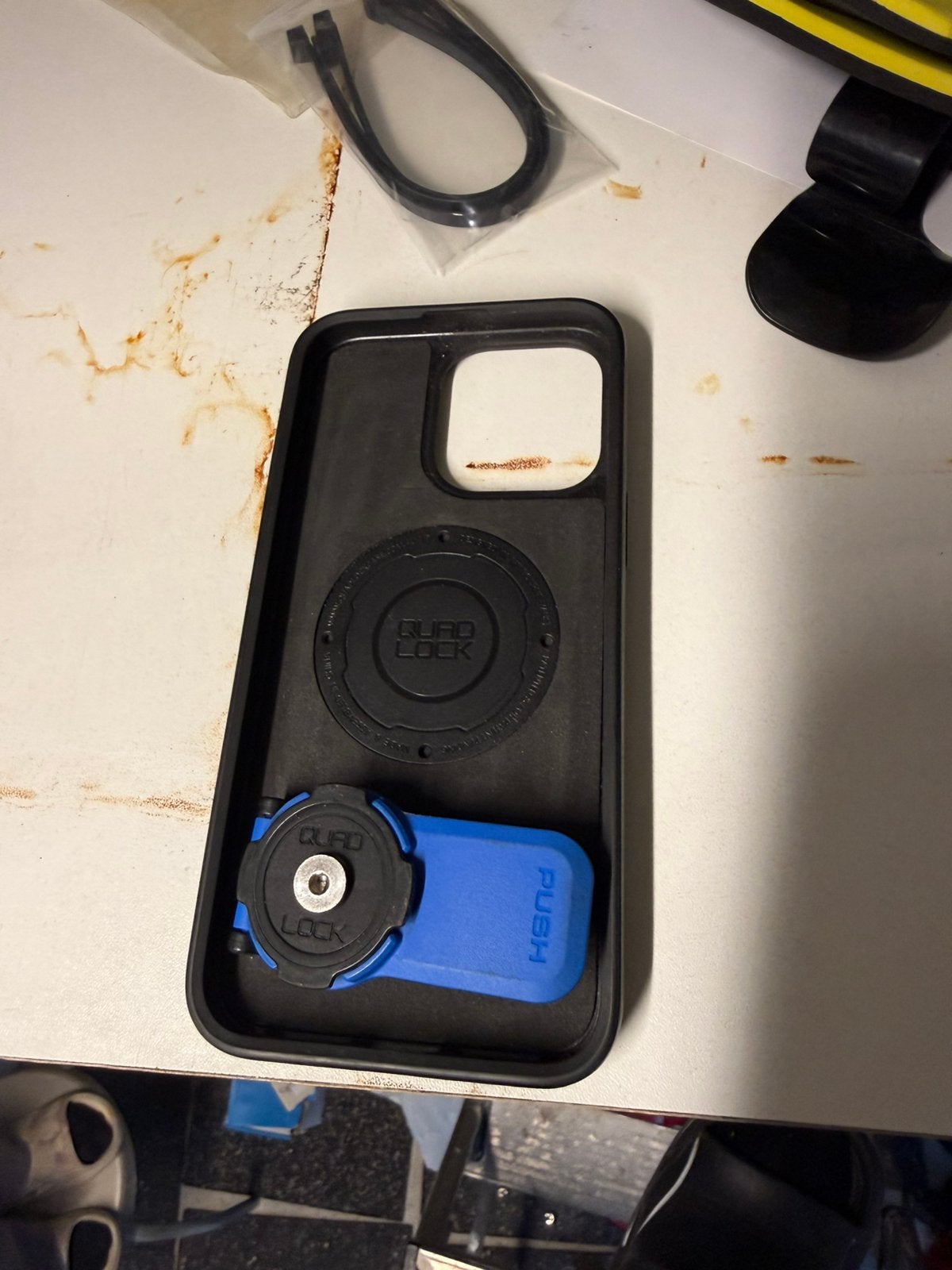 Gebruikte Quad lock hoesje iphone 15 promax en houder, Ophalen, Gebruikt