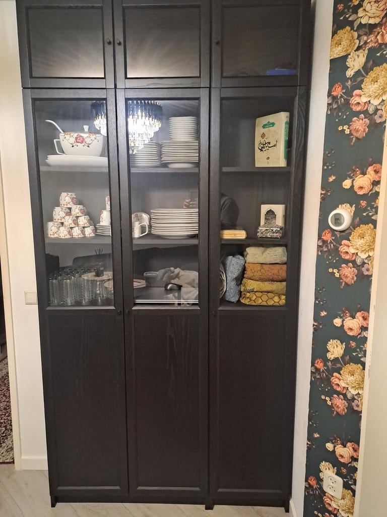 IKEA Billy Boekenkast met Glazen Deuren - Zwartbruin, Huis en Inrichting, Modern, Functioneel, 25 tot 50 cm, Gebruikt, Met deur(en)