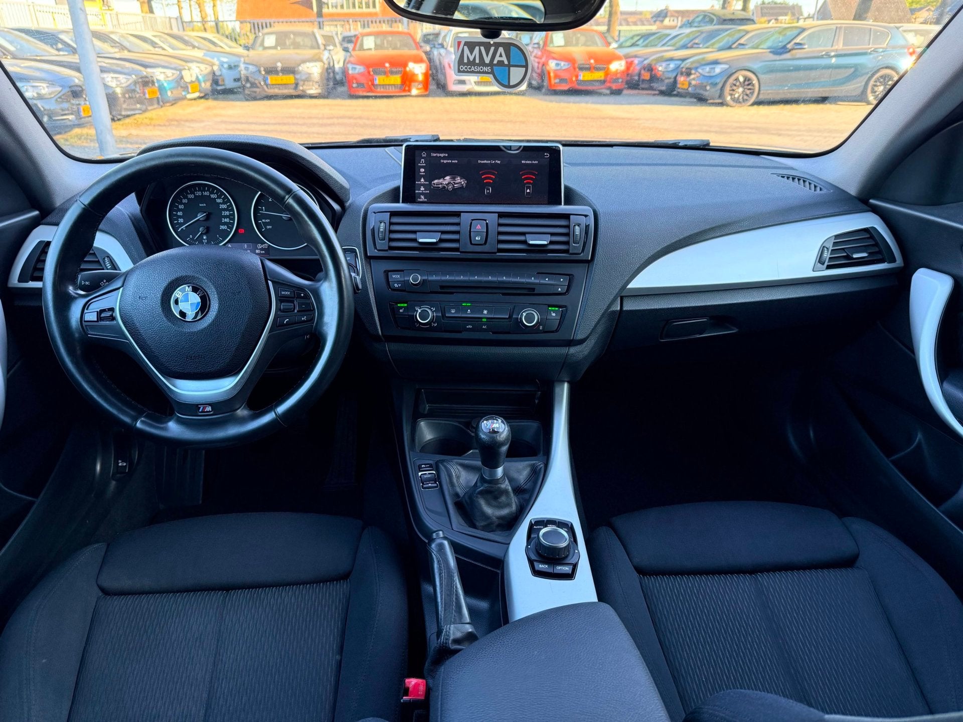 BMW 1-serie 116i Sport|Nieuwe Ketting + Klepseals|Carplay|BB, Auto's, 1-Serie, Euro 5, Gebruikt, Zwart