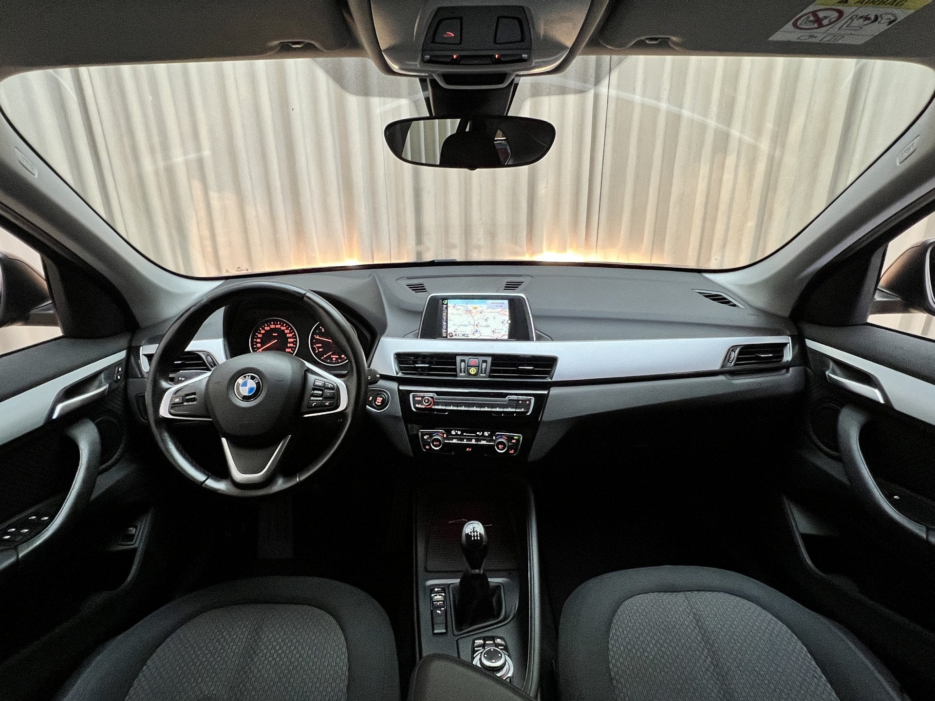 BMW X1 sDrive18i *1e Eigenaar!* Navigatie / ECC Clima / PDC, Auto's, Gebruikt, Bruin, Origineel Nederlands, Bedrijf