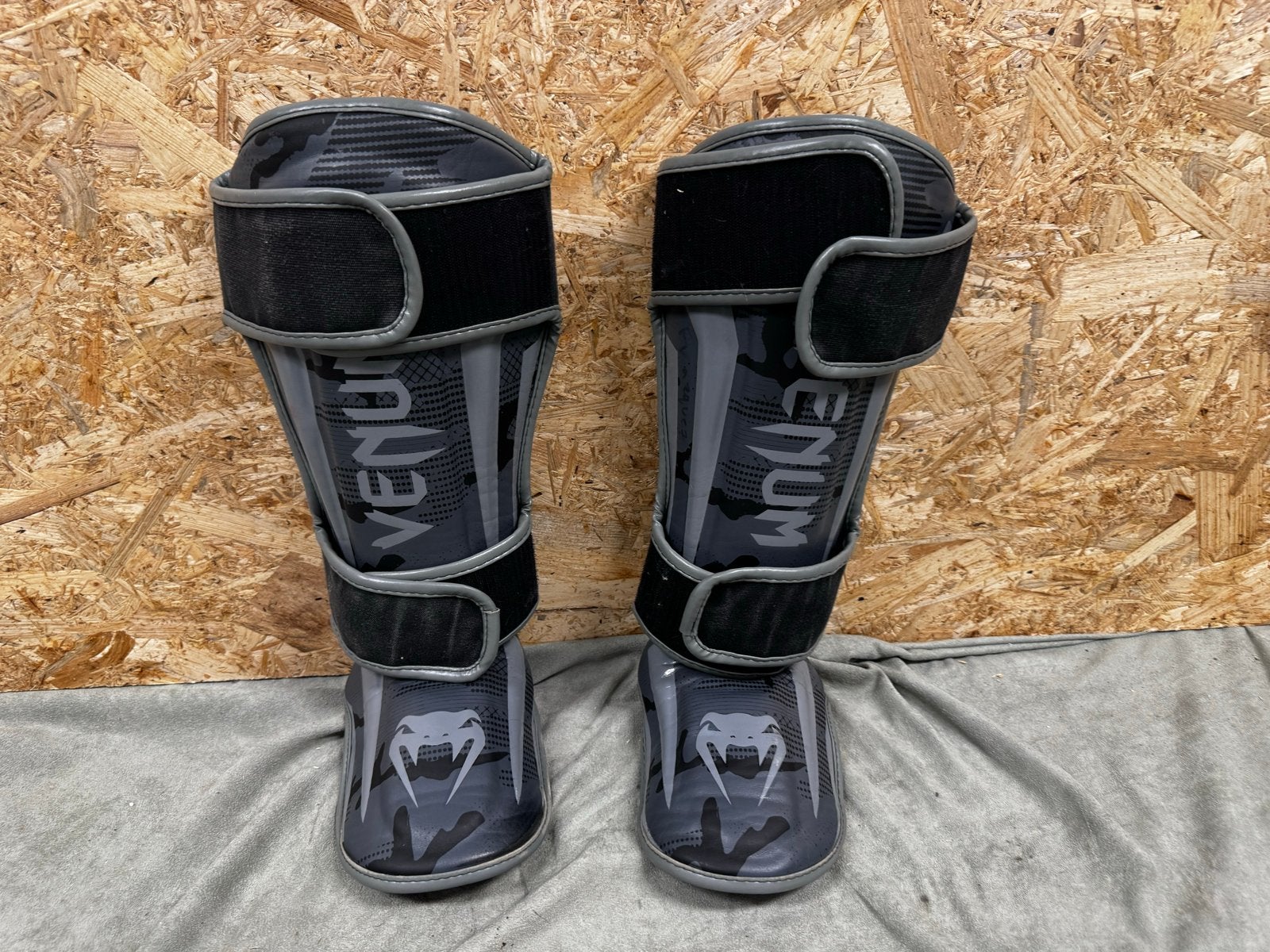 Venum Challenger Scheenbeschermers – Grey Camo, Gebruikt, Overige, Vechtsportbescherming, X
