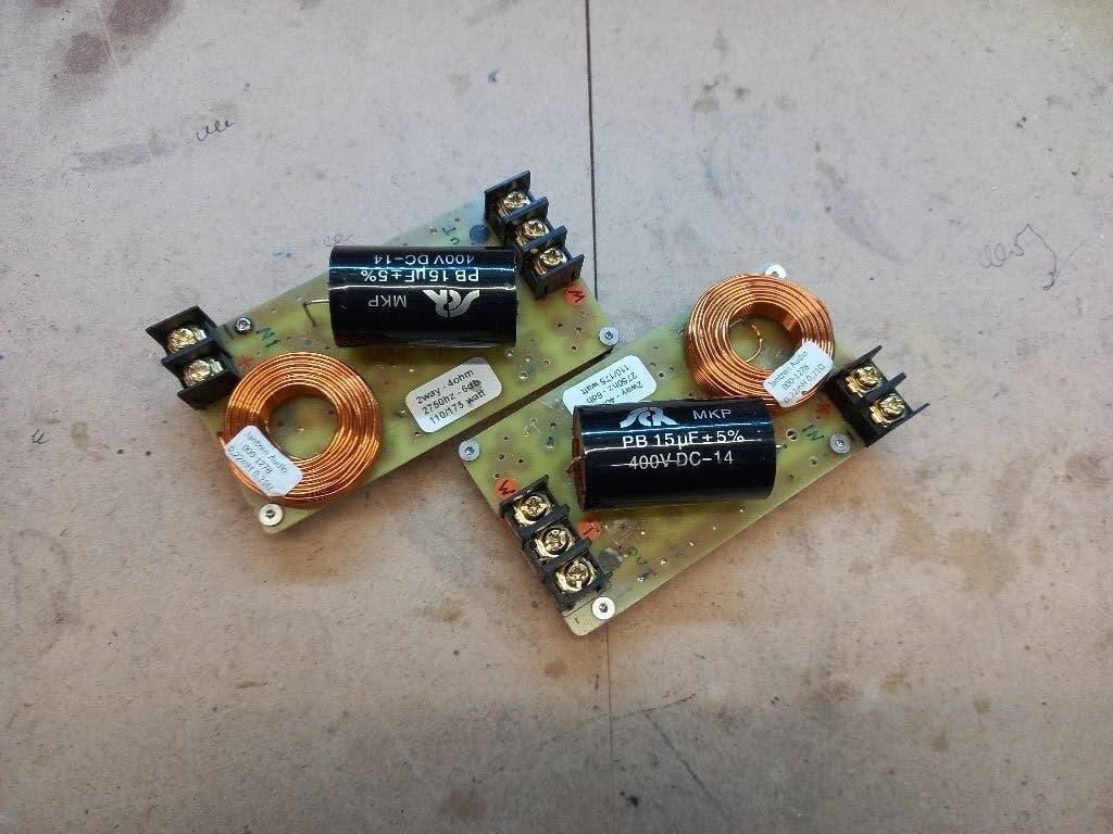 2 x Crossover 4ohm - 2750hz - 6db/octaaf, Basreflex, Overige typen, Ophalen of Verzenden, Zo goed als nieuw