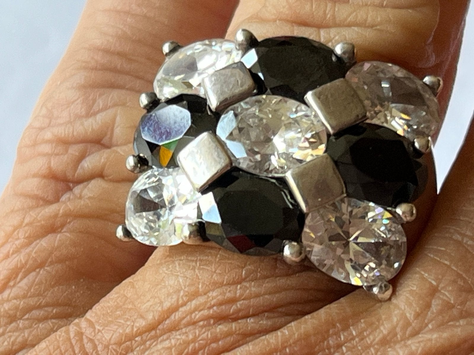 Bijzondere zilveren ring met Onyx en Saffier, gekeurd, Sieraden, Tassen en Uiterlijk, Ringen, 18 tot 19, Verzenden, Zo goed als nieuw