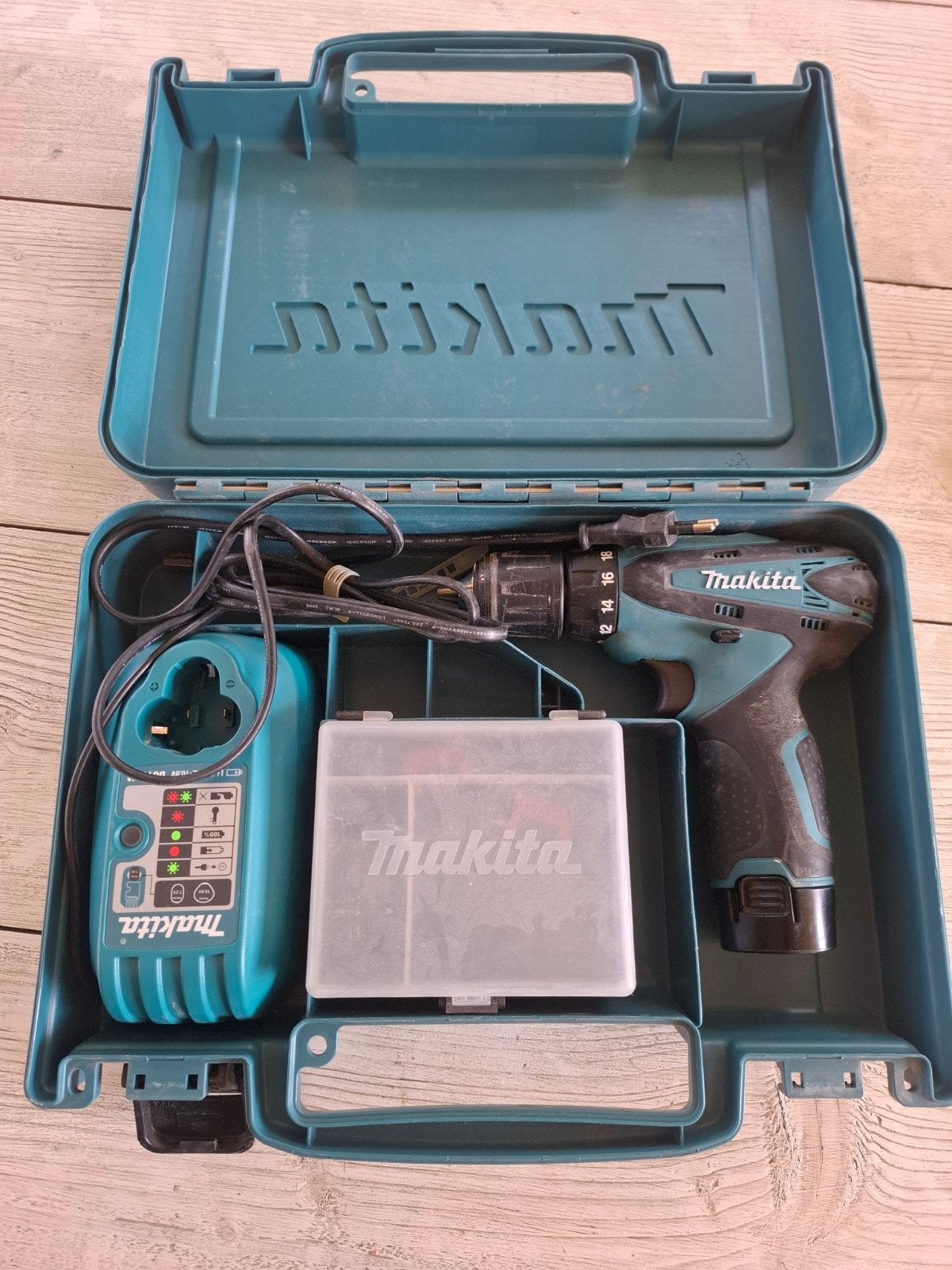 Makita DF330D Accuboormachine met oplader en koffer, Gebruikt, Variabele snelheid, Ophalen of Verzenden, Boor- en Schroefmachine