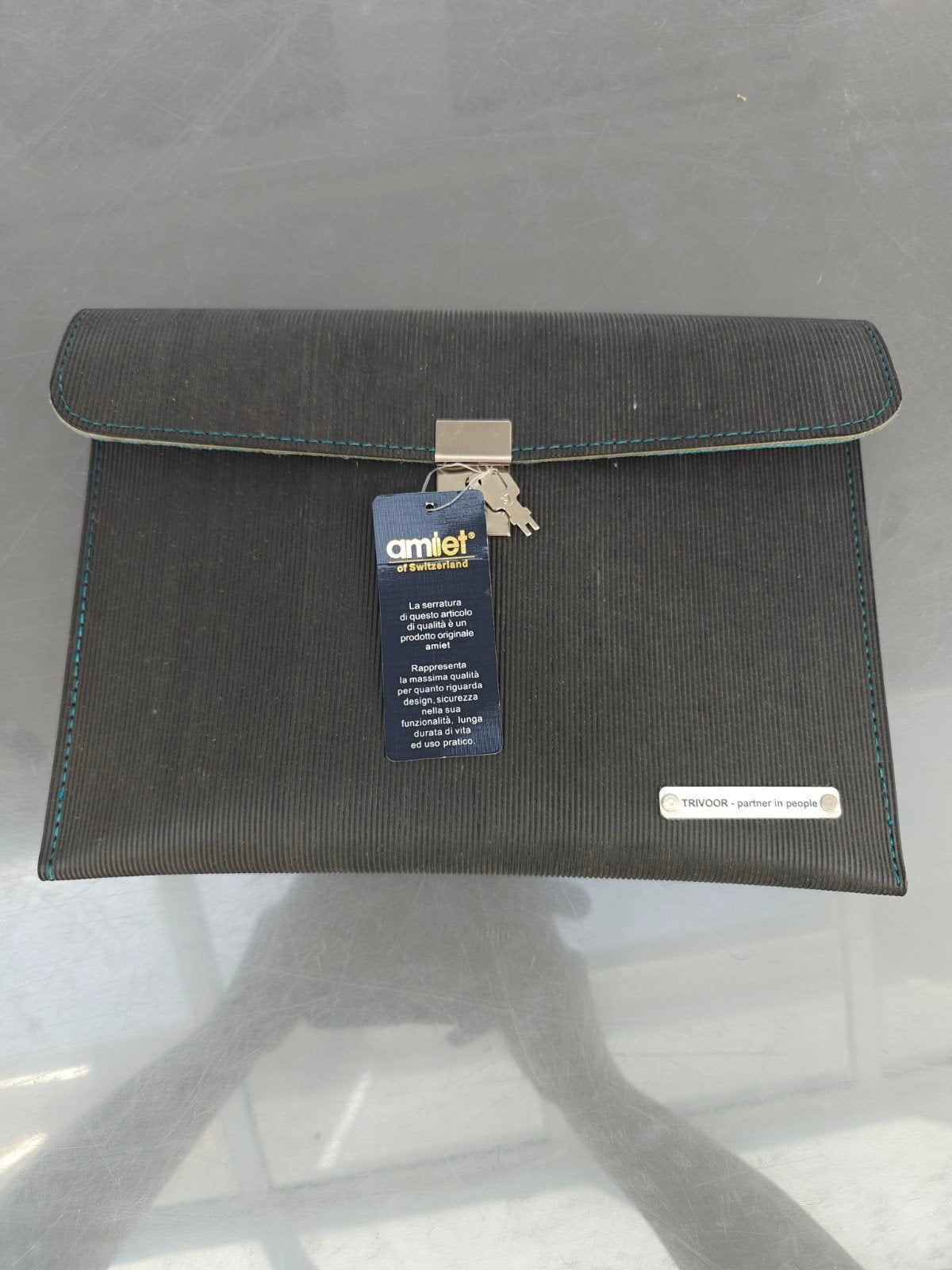 Amiet Zwitserland Premium Tablethoes met Slot - Nieuwstaat, 10 inch, Nieuw, Bescherming voor- en achterkant, Ophalen of Verzenden