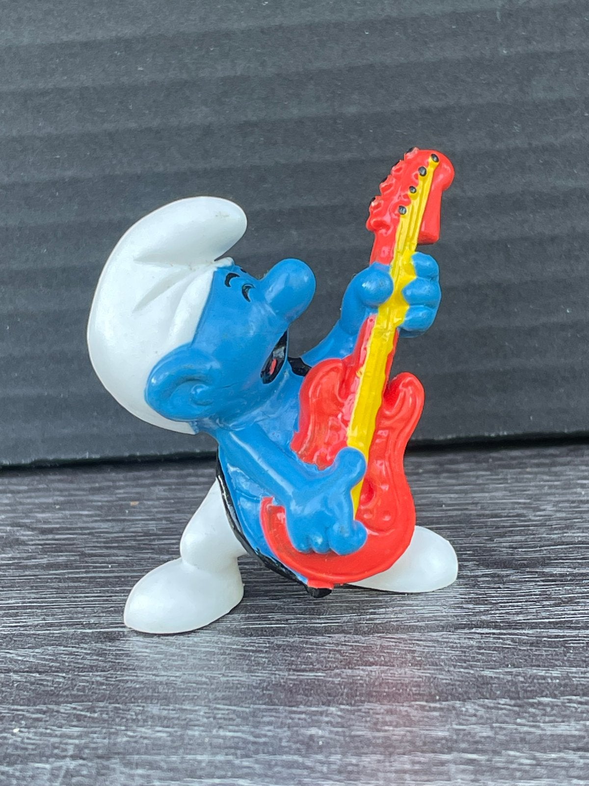 Smurf met gitaar - Vintage Smurfen figuurtje, Verzamelen, Smurfen, Ophalen of Verzenden, Gebruikt, Overige Smurfen, Poppetje, Figuurtje of Knuffel