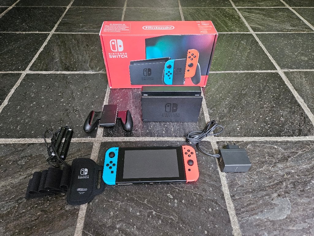 nintendo switch console set in doos in nette staat, krasvrij, Ophalen, Zo goed als nieuw, Met 1 controller, Switch Original