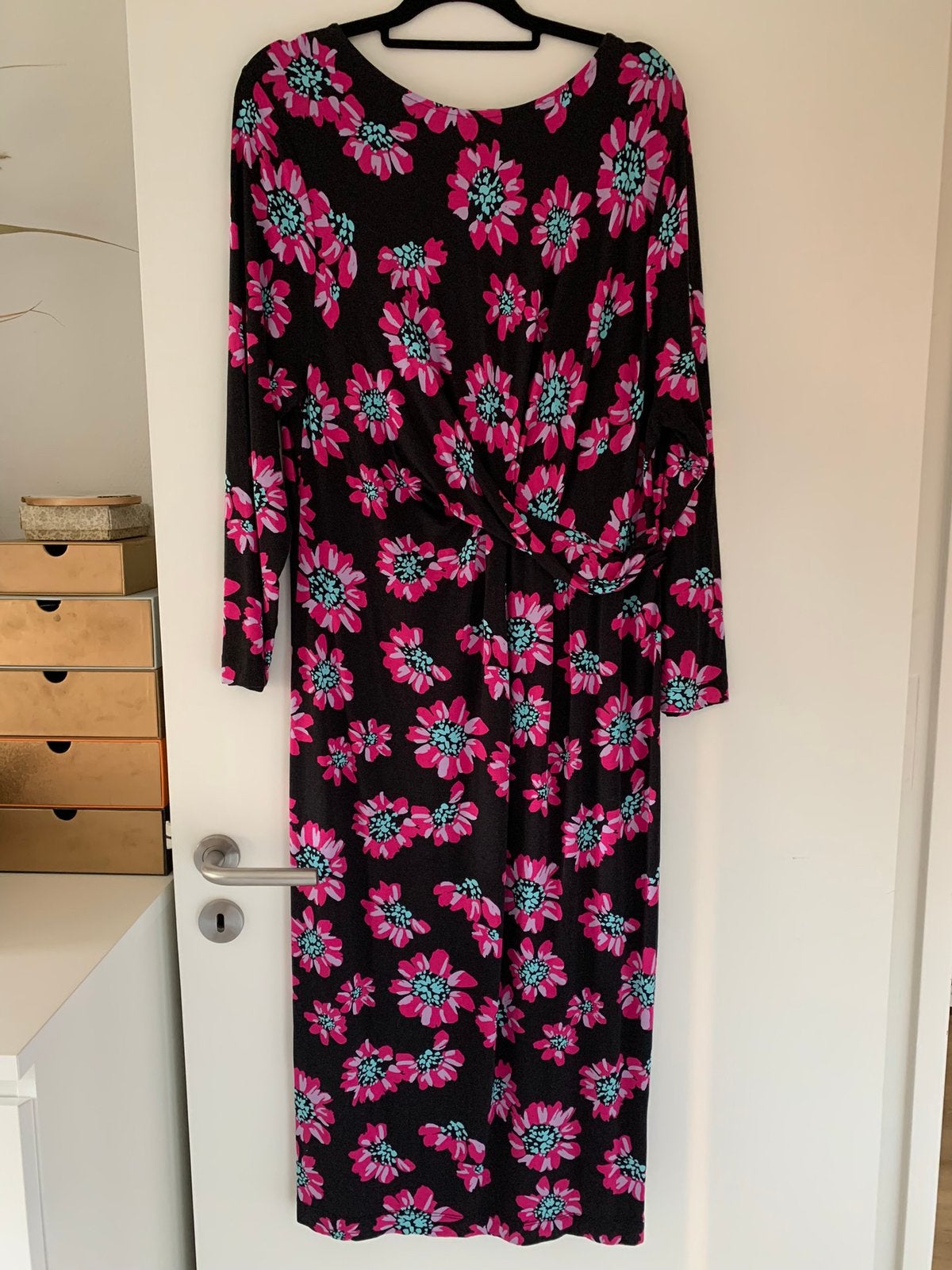 Zwart roze jurk met bloemen 46 xxxl Lovely Sisters, Kleding | Dames, Zwart, Maat 46/48 (XL) of groter, Ophalen of Verzenden, Zo goed als nieuw