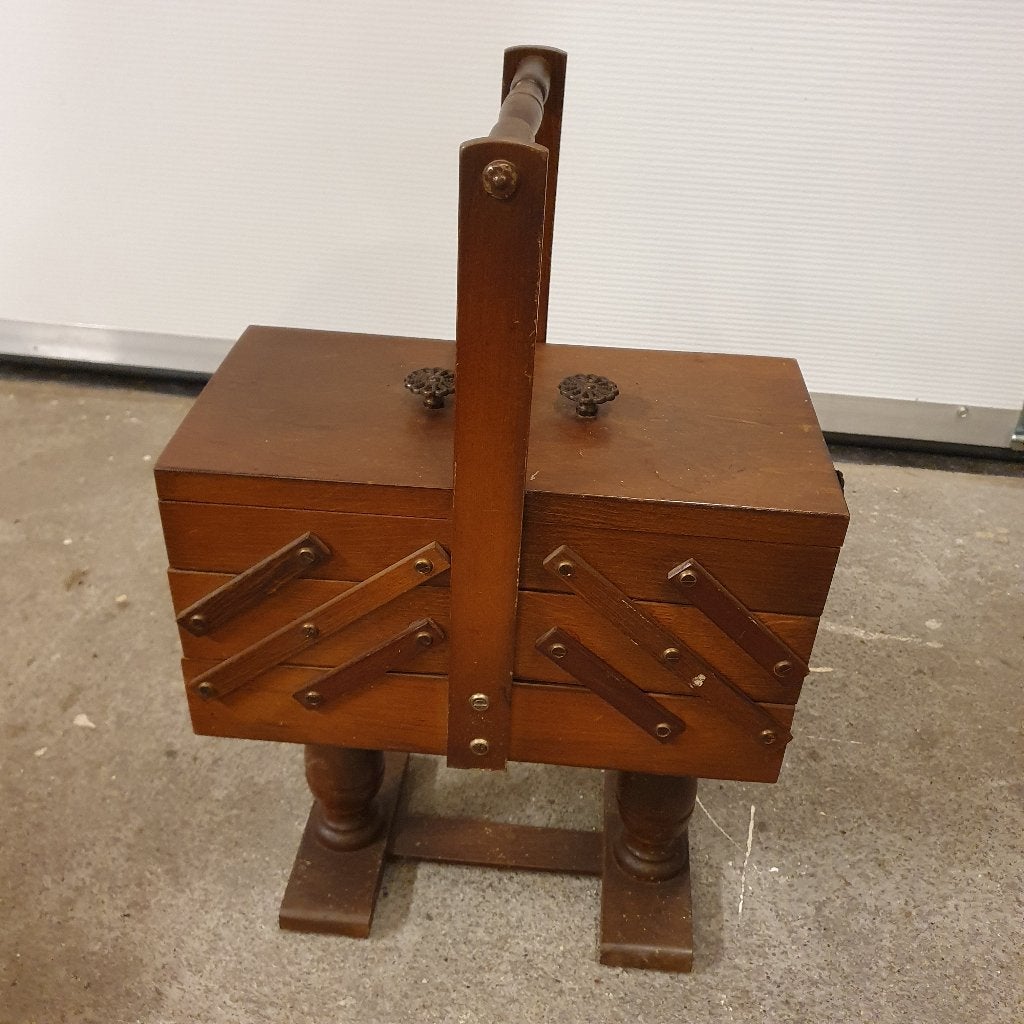 Antiek naaikistje te koop, Ophalen