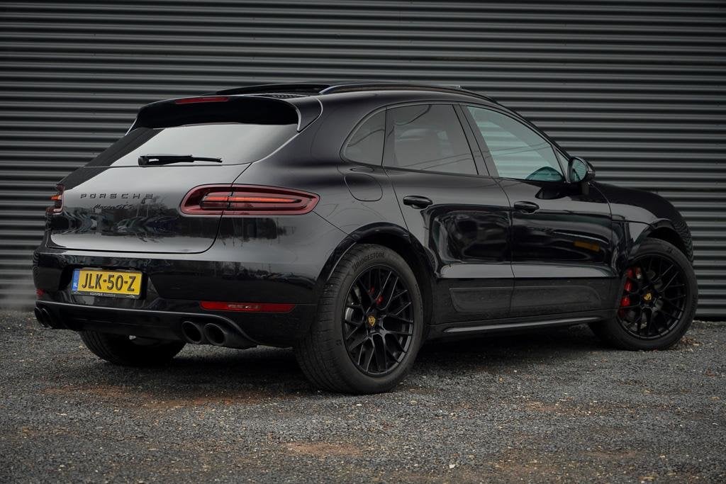 Foto 4 van Porsche Macan 3.0 GTS / Pano / Luchtvering / Trekhaak / Spor