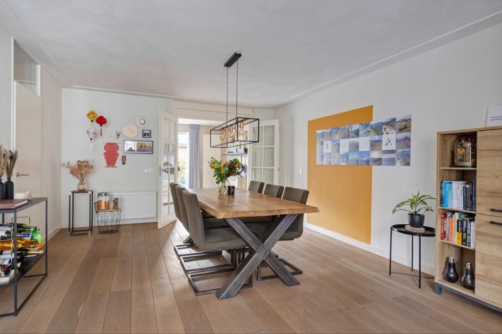 Robuuste eettafel met metalen onderstel, Eikenhout, 200 cm of meer, Industrieel, Modern, Zo goed als nieuw