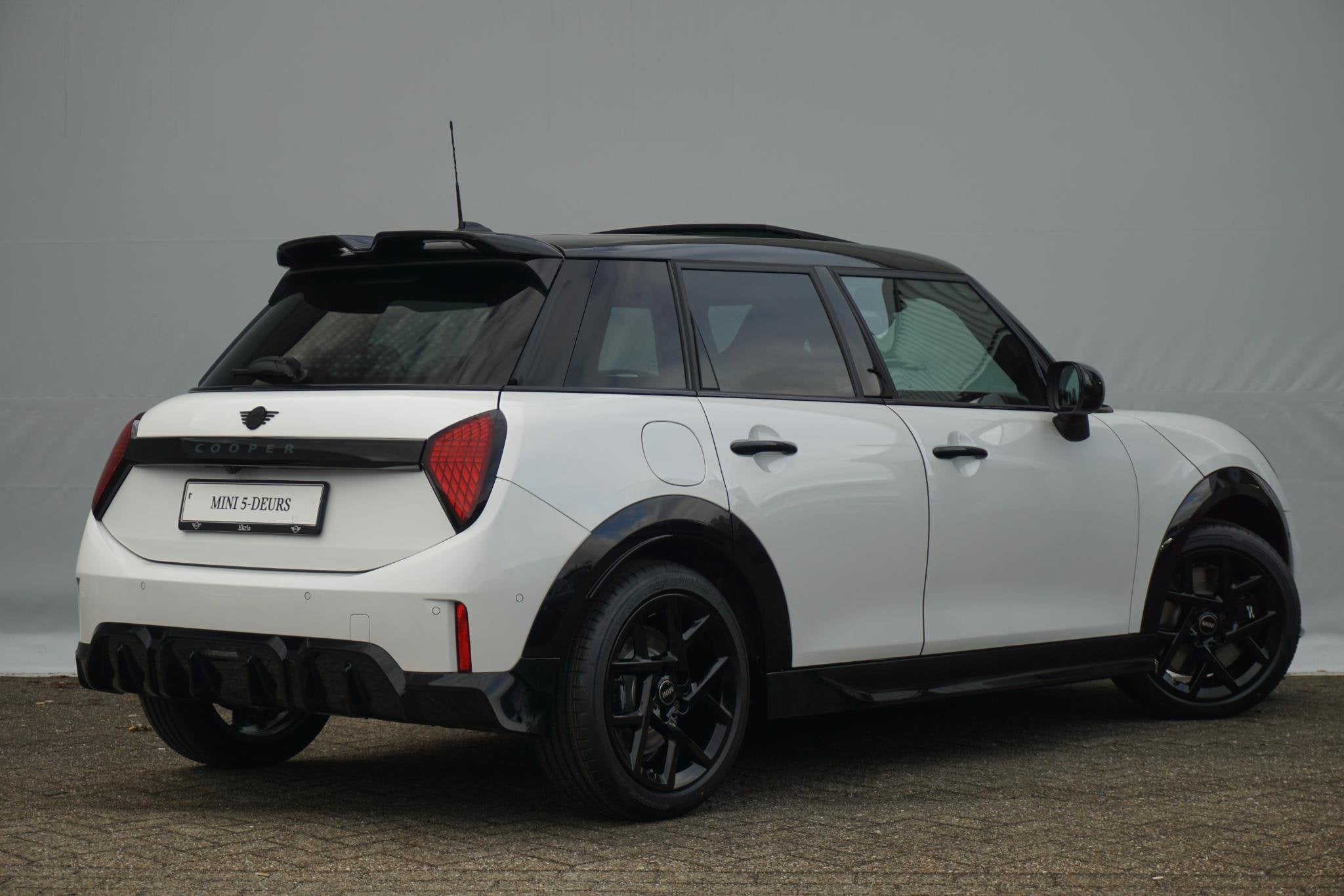 MINI 5-Deurs Cooper C John Cooper Works Trim | Pakket M, 156 pk, Leder en Stof, Wit, Bedrijf