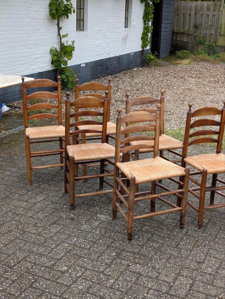 6 antieke Hollandse knop stoelen. Samen €60., Ophalen