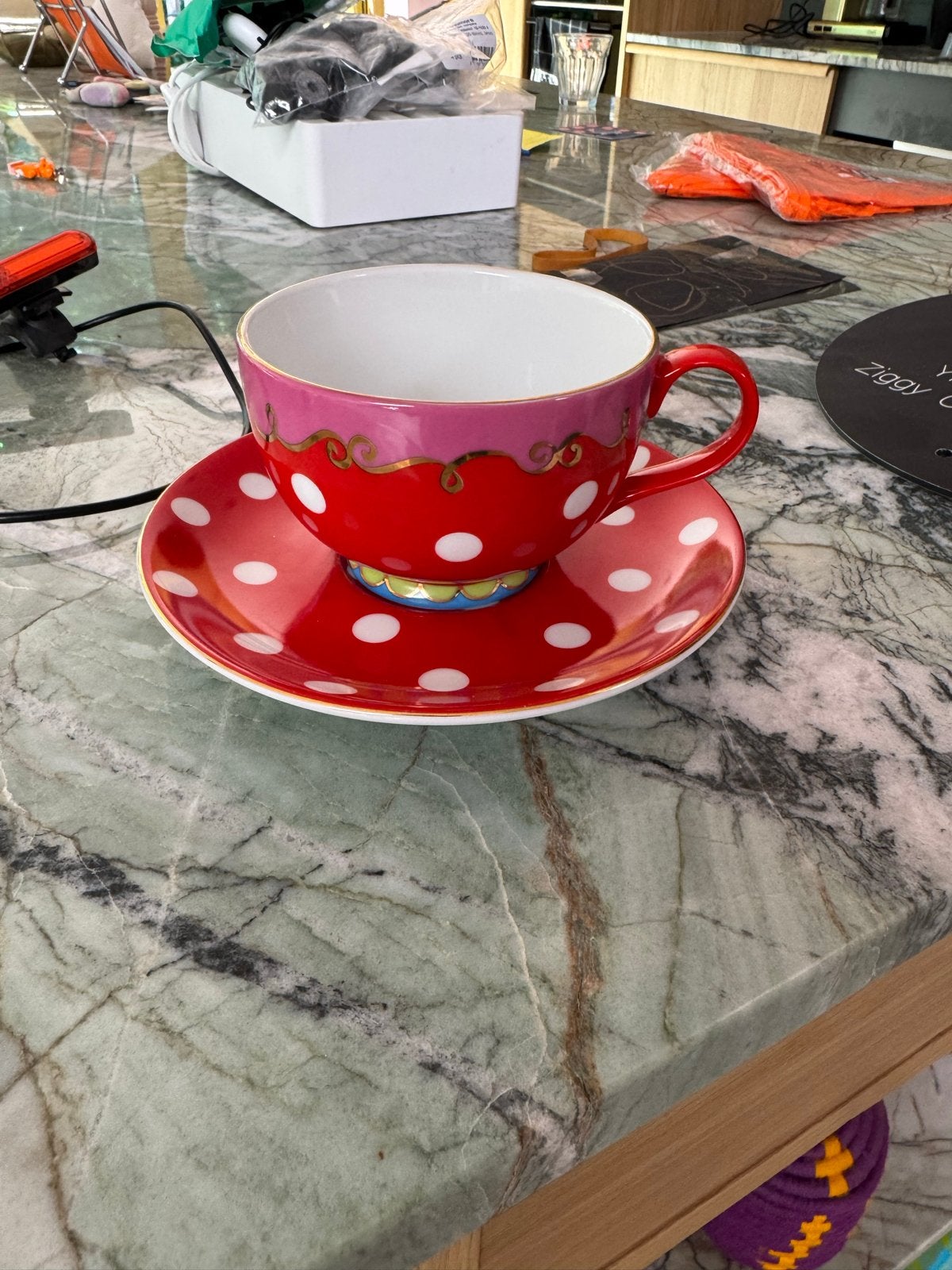 Douwe Egberts Oilily kop en schotel rood met witte stippen, Huis en Inrichting, Keuken | Servies, Keramiek, Nieuw, Ophalen of Verzenden