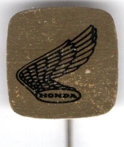 Honda motoren blik speldje ( F_254), Verzenden, Zo goed als nieuw, Transport, Speldje of Pin