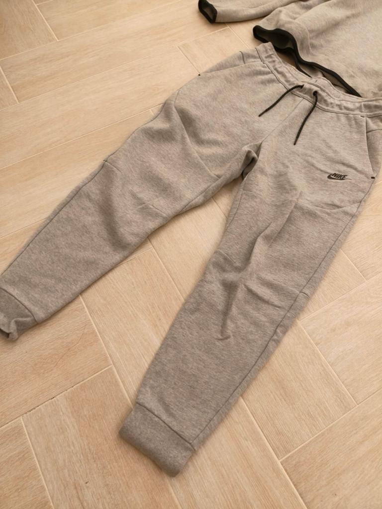 Nike Tech Fleece Trainingspak Jogger Hoodie Maat M, Kleding | Heren, Sportkleding, Ophalen of Verzenden, Zo goed als nieuw, Grijs