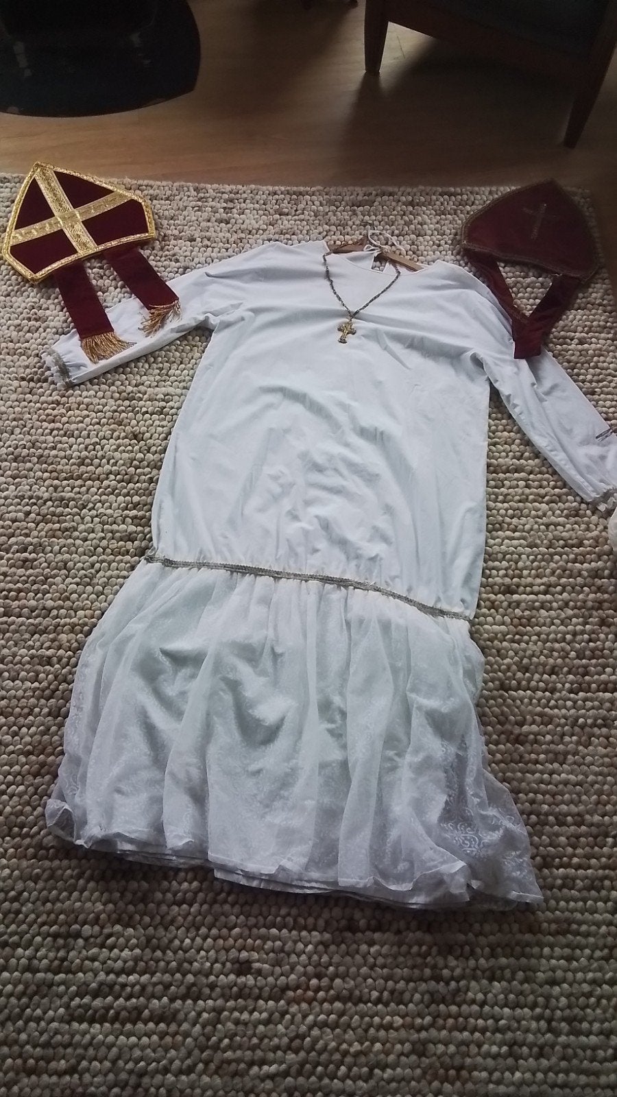 sinterklaas  , albe , onderjurk  , ketting, Ophalen of Verzenden, Zo goed als nieuw, Kerstmis of Sinterklaas, Accessoires