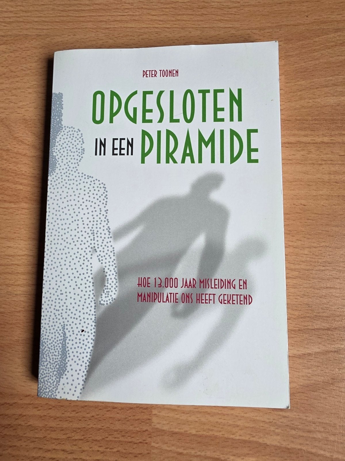 Opgesloten in een Piramide - Peter Toonen, Boeken, Gelezen, Achtergrond en Informatie, Ophalen of Verzenden, Peter Toonen