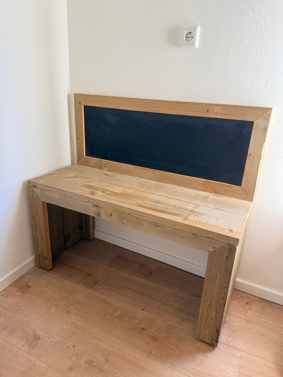 Houten kindertafel met krijtbord, Ophalen, Zo goed als nieuw, Tafel(s)