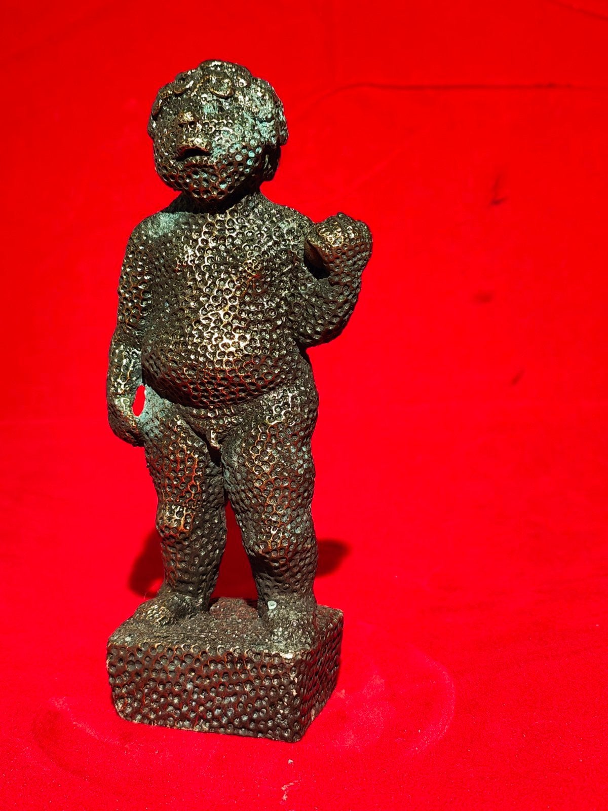 Uniek bronzen beeldje van een jongetje met bal Carolein Smit, Minder dan 20 cm, Gepatineerd, Ophalen of Verzenden, Brons