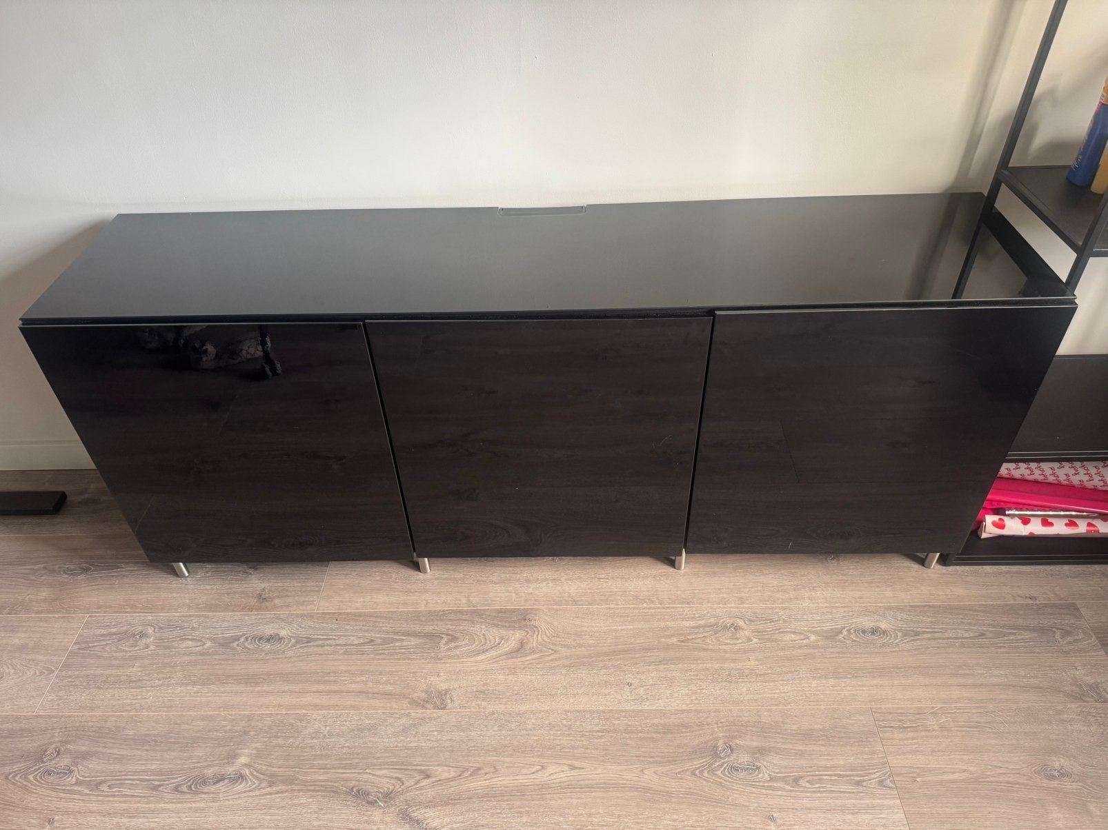 IKEA zwart dressoir hoogglans met glazen bovenkant, Huis en Inrichting, Kasten | Dressoirs, Ophalen, Met deur(en), 150 tot 200 cm