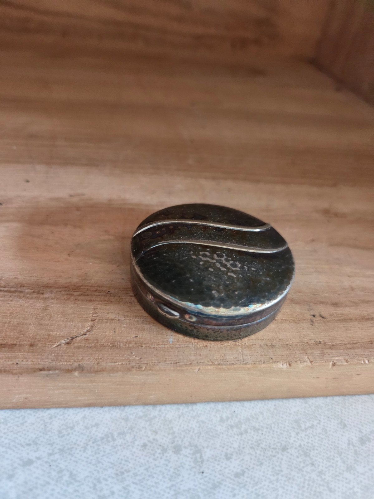 Antiek verzilverd pillendoosje met gehamerd design, Ophalen of Verzenden