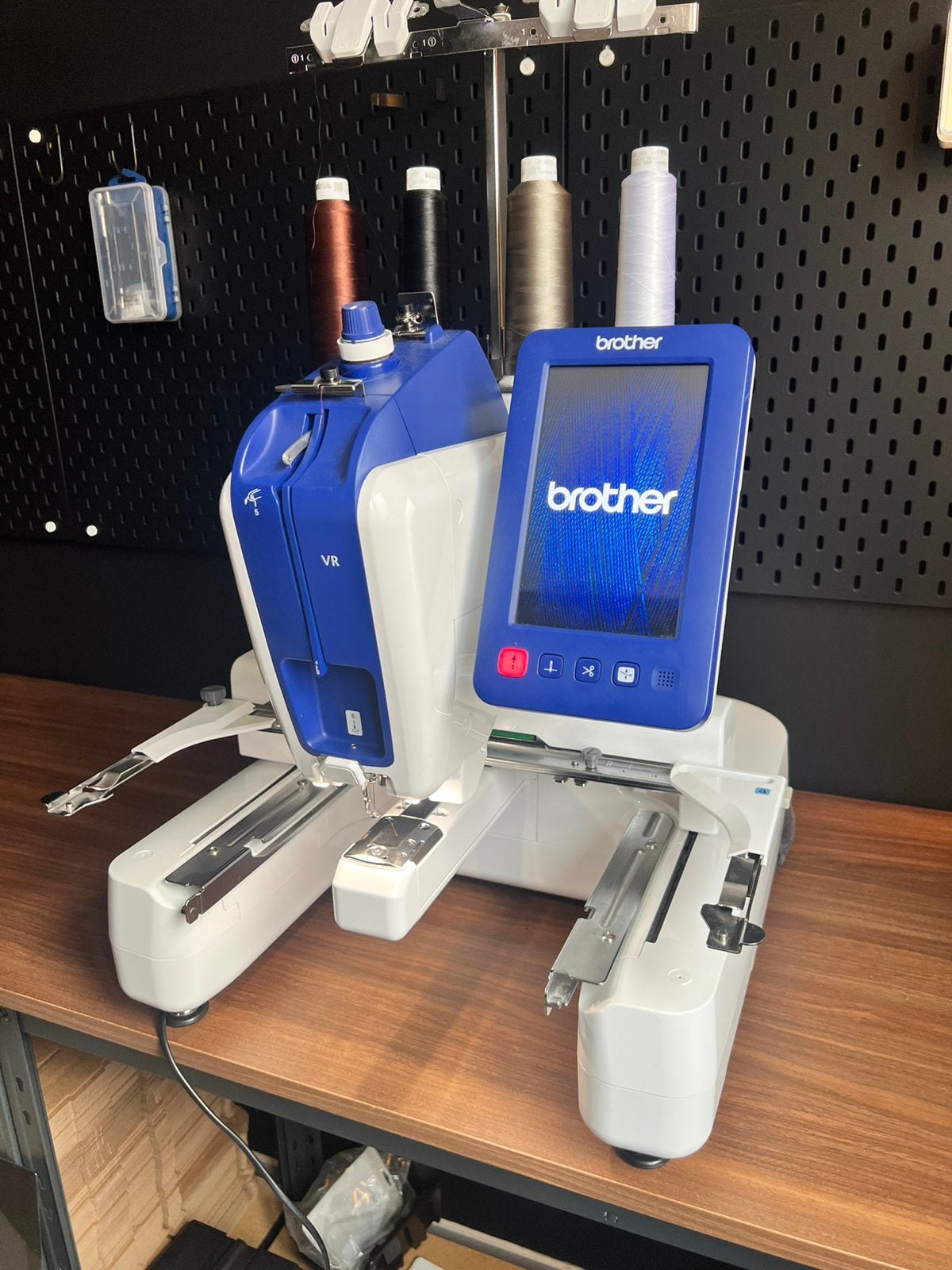 Brother VR professionele borduurmachine + accessoires, Ophalen, Gebruikt, Borduurmachine