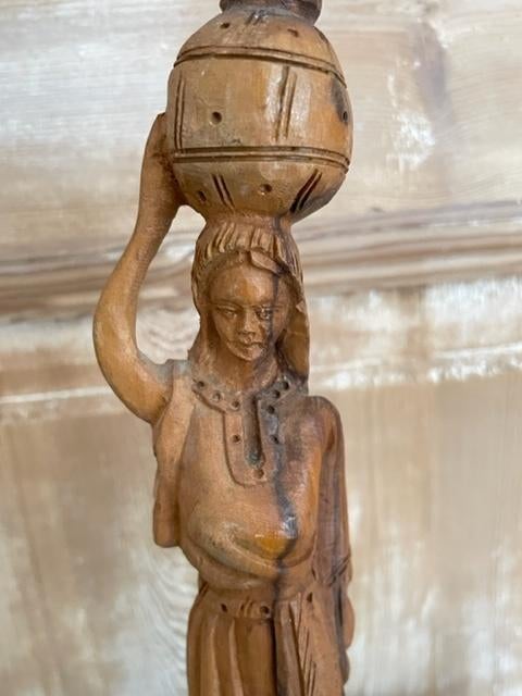 Elegant oud houten beeldje. Vrouw waterkan op het hoofd., Ophalen, Handgemaakt, 20 - 50 cm, Beeld