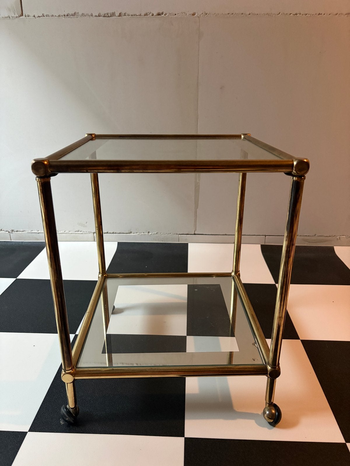 Vintage messing bijzettafel met glasplaten, Minder dan 55 cm, Gebruikt, Metaal of Aluminium, Vierkant