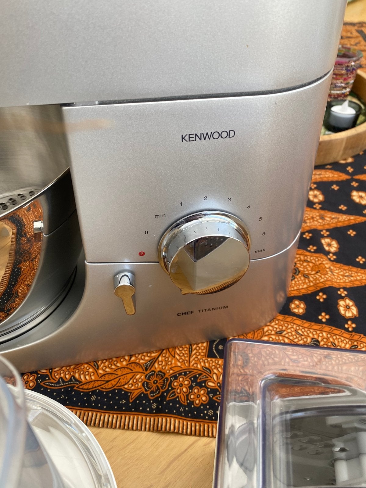 Kenwood chef titanium met heel veel extra hulpstukken, Witgoed en Apparatuur, 4 liter of meer, Ophalen, Zo goed als nieuw, 3 snelheden of meer