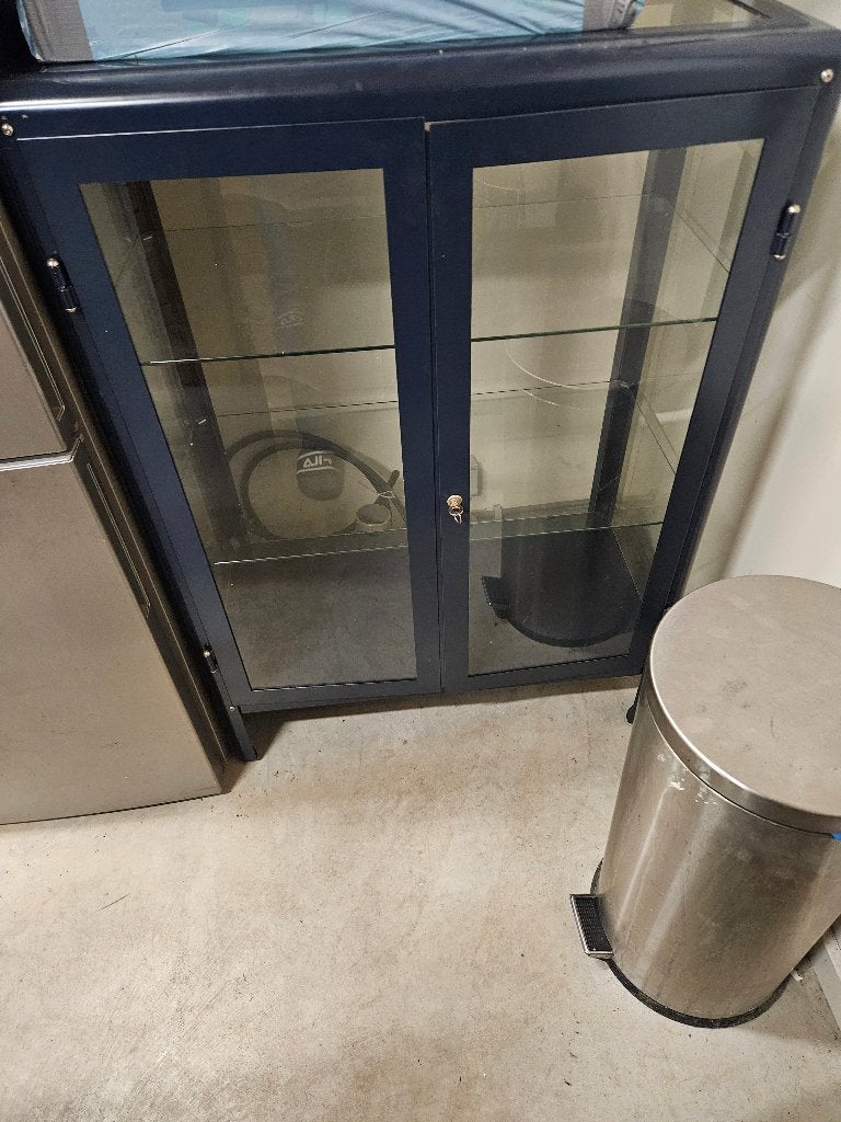 vitrine kast metaal en glas, Ophalen, Gebruikt