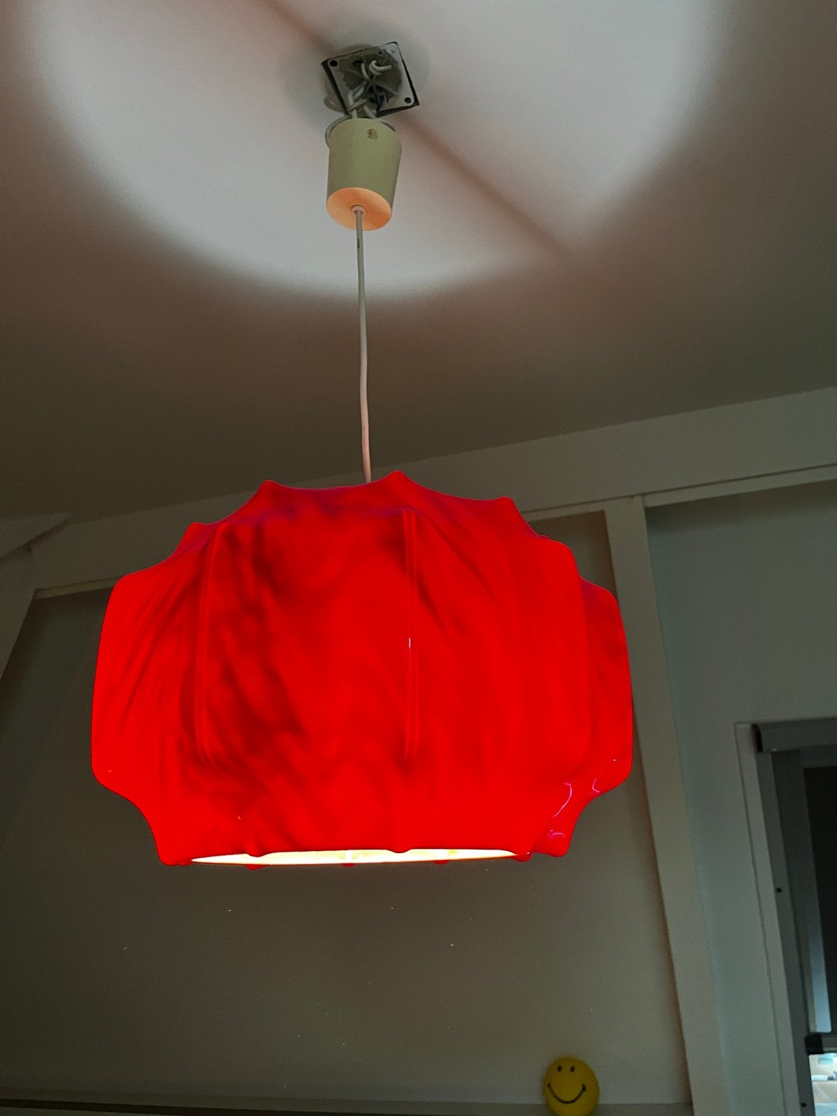 Ilka rode kunststof hanglamp - Vintage design, Ophalen of Verzenden, Gebruikt, Kunststof, E27 (groot)