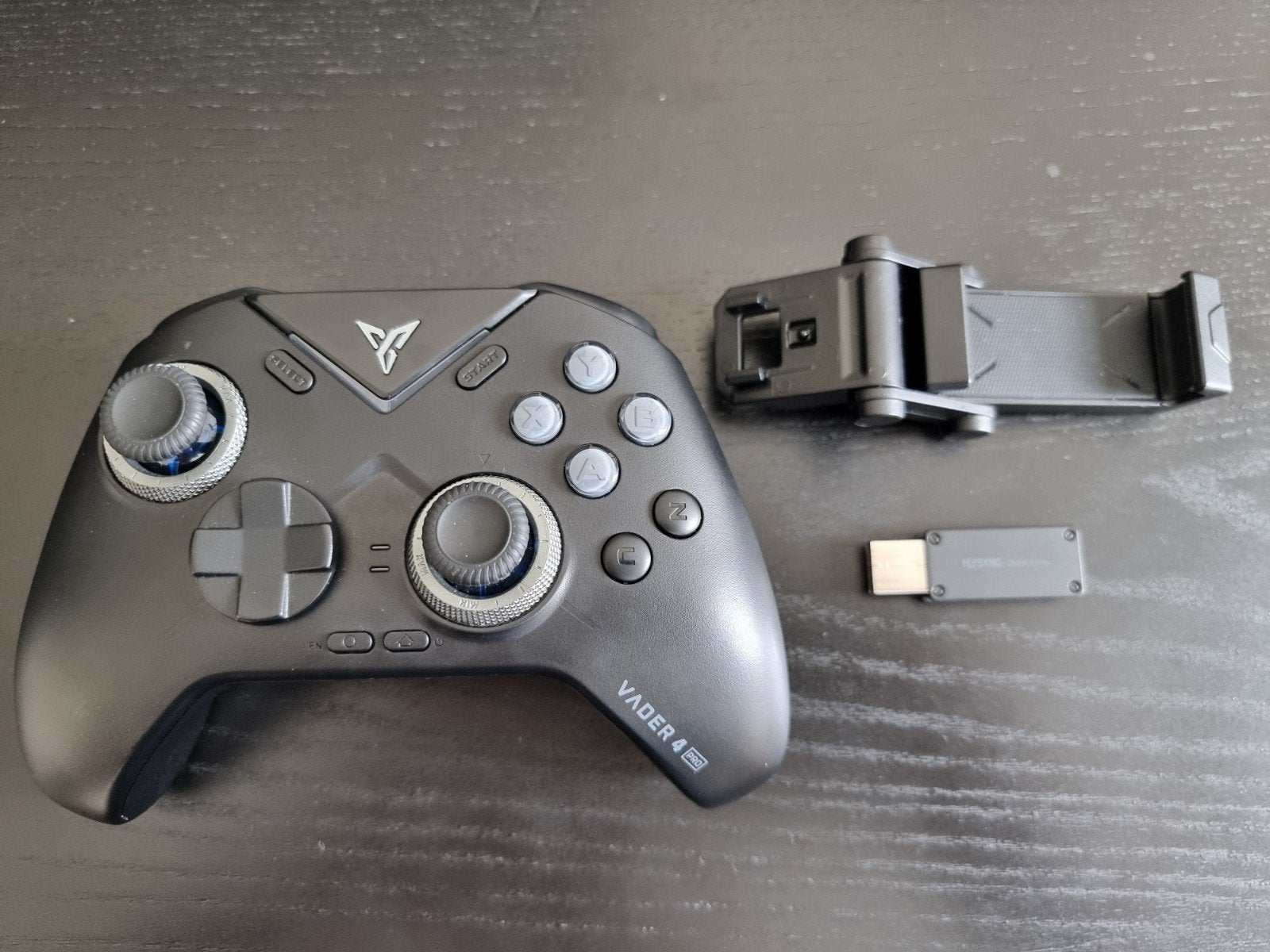 Flydigi Vader 4 Pro Controller met telefoonhouder, Ophalen of Verzenden, Zo goed als nieuw, Mobiel, Verstelbaar