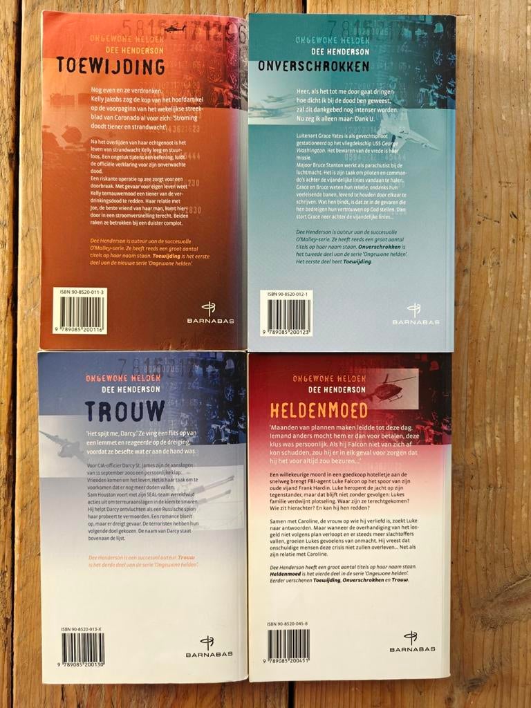 4 Delige serie: Ongewone Helden. Verkocht., Ophalen of Verzenden, Zo goed als nieuw