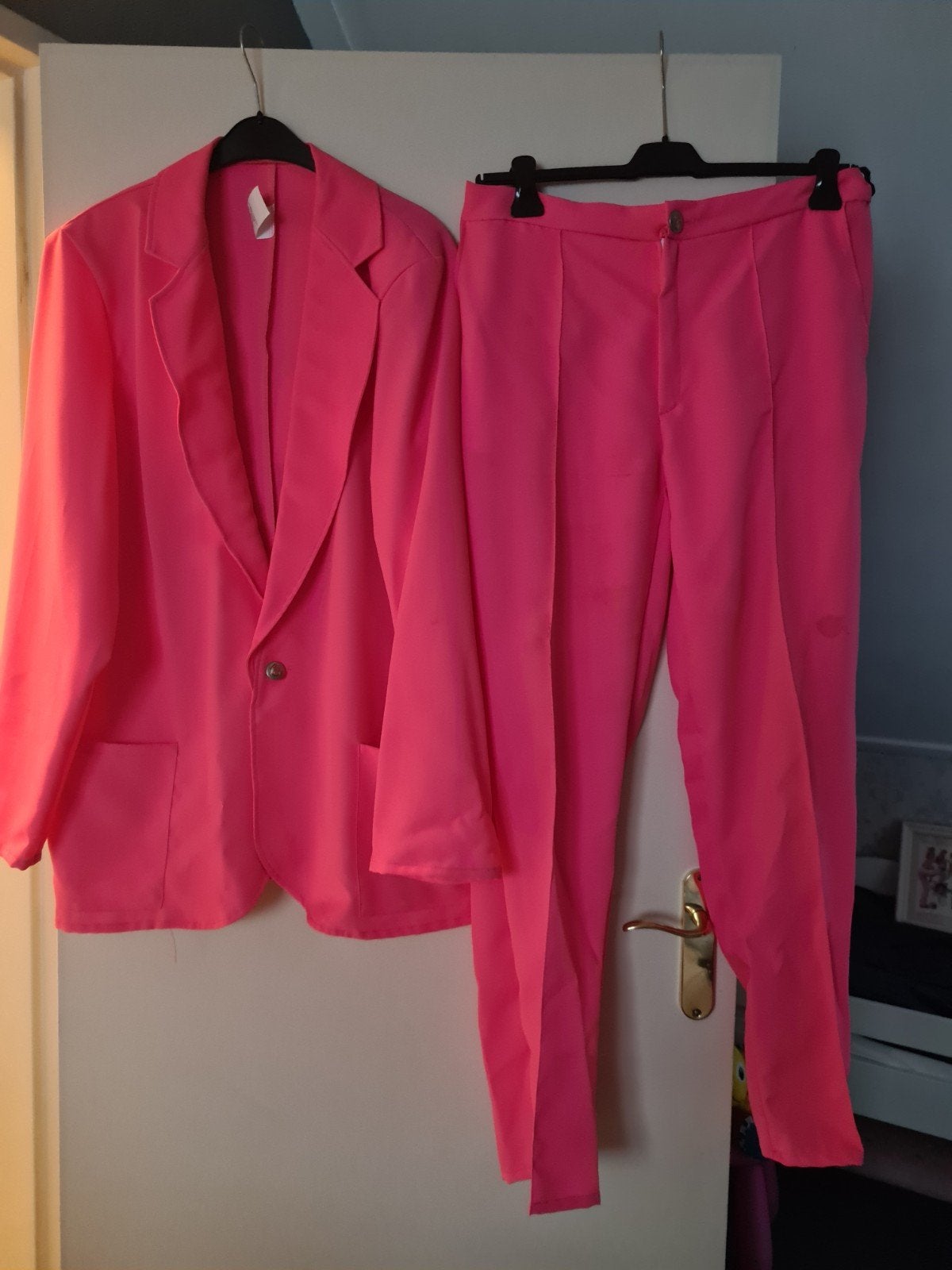 Feestelijk Roze Pak Maat 56 met Hoedje en Bretels, Carnaval, Maat 56/58 (XL), Ophalen of Verzenden, Zo goed als nieuw