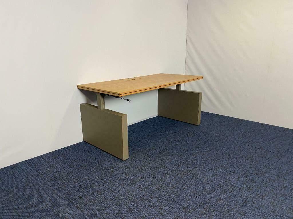 2 x Bureau Ahrend (directie - slinger), bamboe, 120 x 80 cm., Huis en Inrichting, Bureaus, Ophalen, Gebruikt, In hoogte verstelbaar