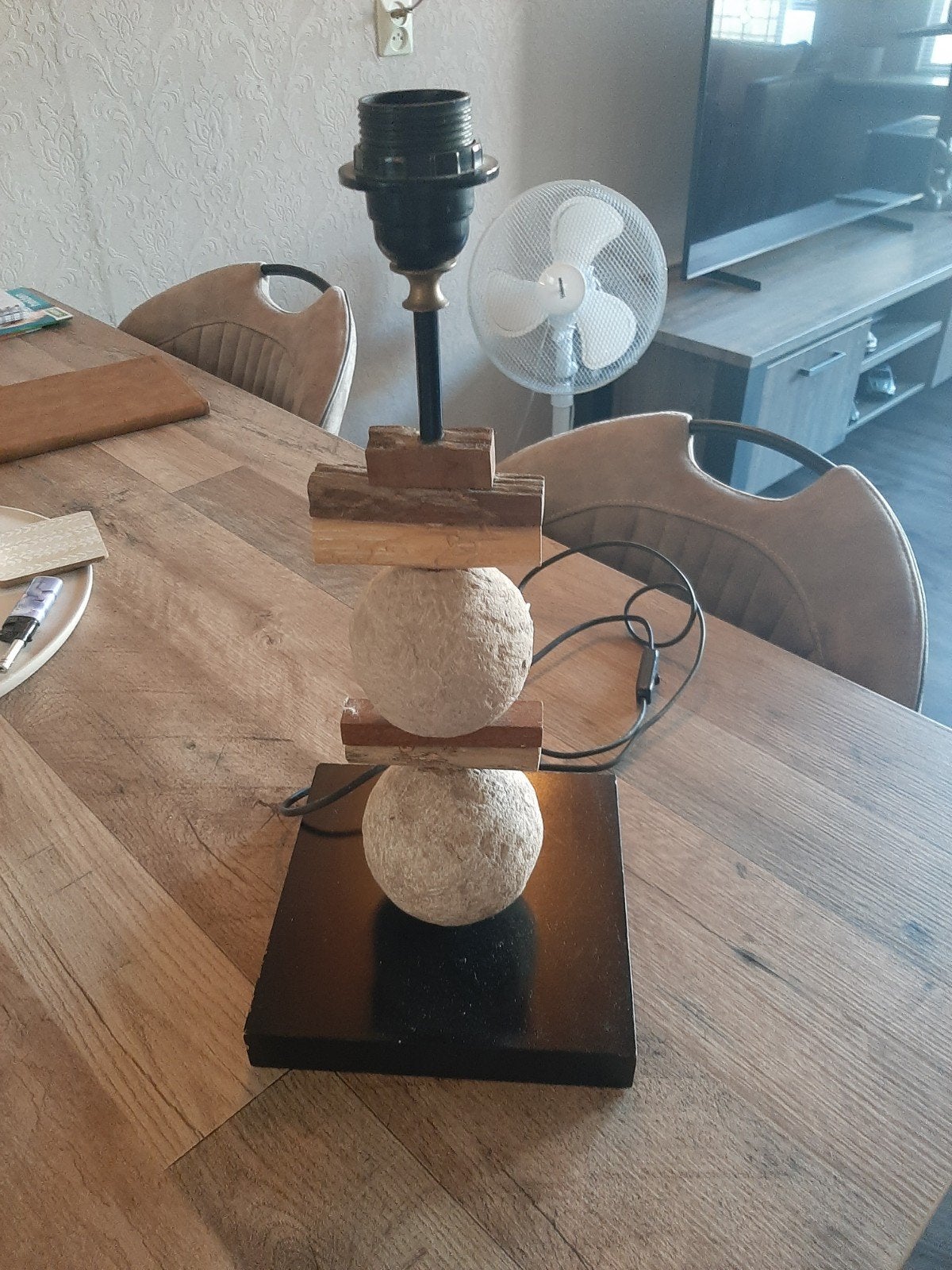 Unieke design tafellamp in nette staat, Huis en Inrichting, Hout, Ophalen of Verzenden, Zo goed als nieuw, Met stekker