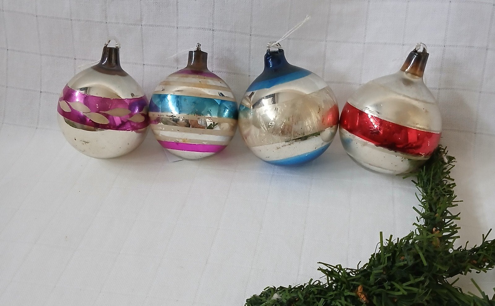 Oude Ajeko kerstballen waarvan 1 met frosted, Verzenden