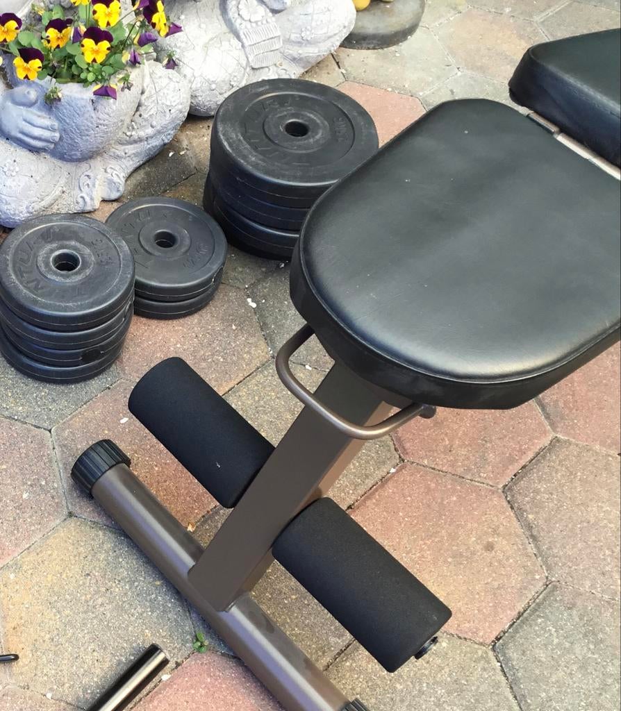 Fitnessbank met halterstangen en gewichten 5, 2.5 en 1.25 kg, Ophalen, Zo goed als nieuw, Benen, Fitnessbank