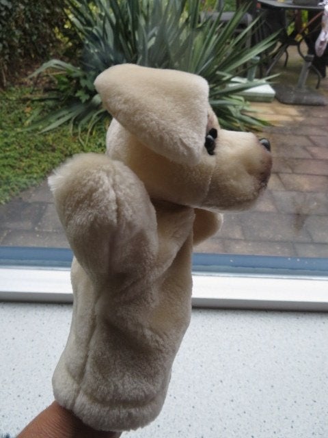 Handpop Hond Buldog puppy merk PAGE poppenkastpop, Zo goed als nieuw, Met label, Beige, Hond