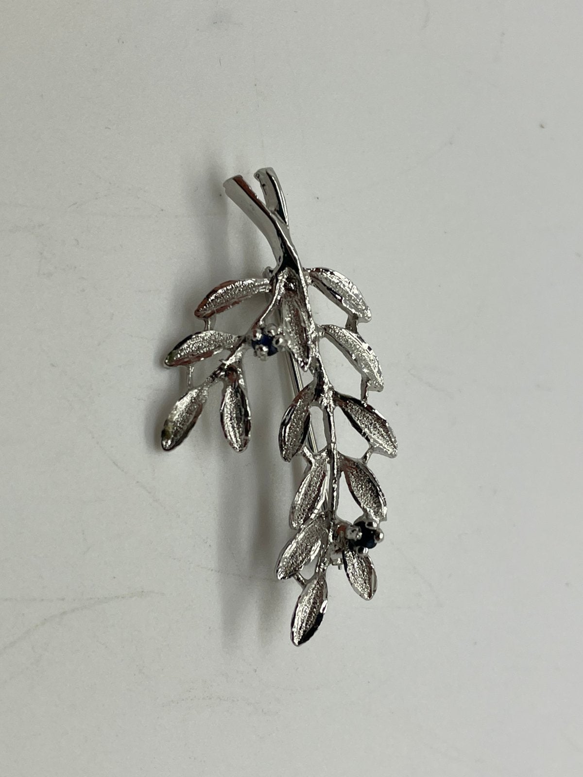 E168 Prachtige zilveren TEKA broche saffier, Ophalen of Verzenden, Zilver, Broche, Met edelsteen