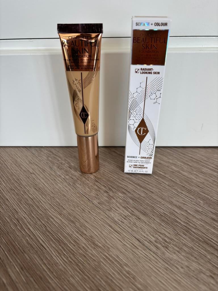 2 nieuwe Charlotte Tilbury Beautiful Skin Foundations, Sieraden, Tassen en Uiterlijk, Uiterlijk | Cosmetica en Make-up, Ophalen